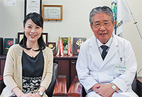 上山院長（右）と伊藤敬子リポーター