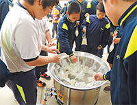 炊飯袋を用いたご飯づくりを経験する生徒たち