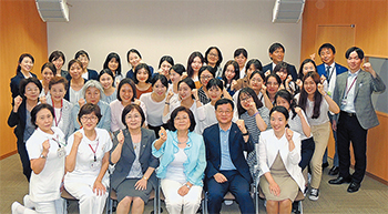 日本での初実習に意欲を見せる京福大学生と徳洲会関係者