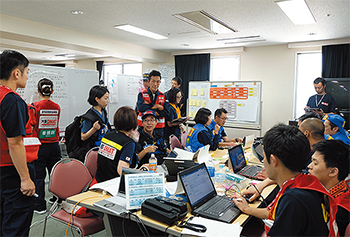 DMAT本部では各地の情報をもとに搬送指示や必要な人員・物資の管理・調整を行う