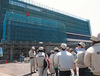安全に配慮しながら親子が新病院の建設現場を見学