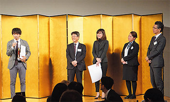 表彰式で1 位に選ばれ「沖縄にいる皆と喜びを分かち合いたい」と親泊看護師（左）