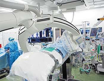 脊椎専用ハイブリッドオペ室で高度な手術を実施