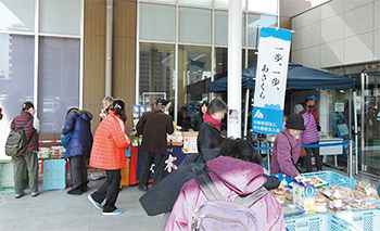 天気にも恵まれ販売会は玄関前のスペースで開催