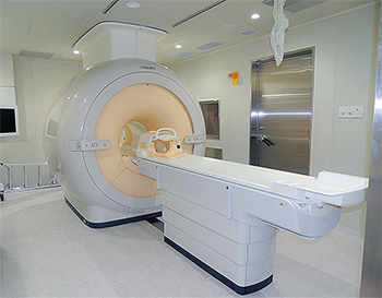 高性能の医療機器を活用した人間ドック受診が可能（写真は和泉市立総合医療センターの3.0テスラMRI ＝ 磁気共鳴画像診断装置）