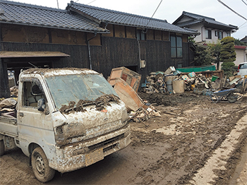 豪雨の影響で車は汚れゴミが散乱（倉敷市内）