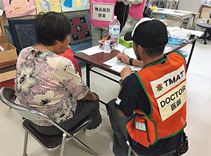 避難所（岡田小学校）で診療を行うTMAT隊員