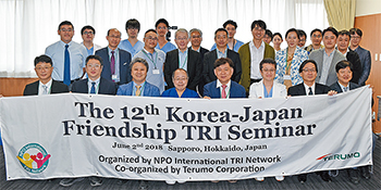 最終回も韓国から14人の医師が参加（前列左から4人目が齋藤センター長、その右がラー医師）