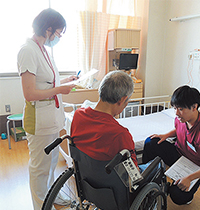 回復期リハビリ病棟への入棟初日に患者さんの状態をPTと看護師が確認