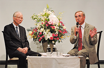 対談で多様なテーマをもとに意見を交わす前野理事長（右）と下稲葉会長