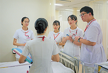 病棟で実習指導者から説明を受ける徳洲会クラスの学生