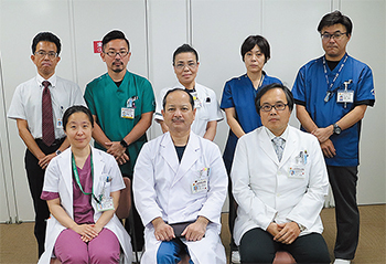 赤崎院長（前列中央）や向山部長（前列右）、滝吉医長（前列左）を中心とした実証チーム