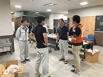 安平町役場で情報収集するTMAT先遣隊隊員