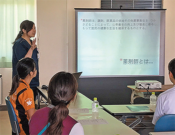 薬剤師について説明する大江遥・薬局副主任