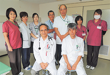 藤田院長（前列左）、友野総長（同右）、永田副室長（後列右から3人目）と病棟スタッフ
