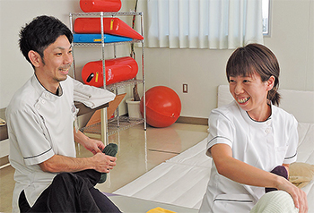 リハビリでは退院に向けた動作訓練（歩行・排泄・食事）などを行う（名瀬病院）