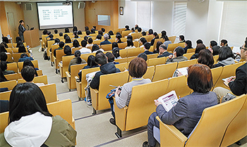 午前・午後合わせ200人ほどが集まり高い関心