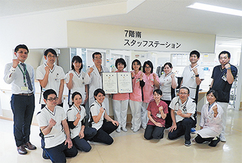 「今後も良いリハビリを」と南部病院スタッフ（後列左から4人目が松原部長）