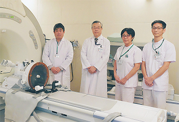 「一人ひとりの患者さんに丁寧に対応していきたい」と亀井総長（左から2人目）