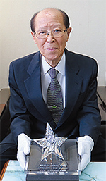 トロフィーを手に喜びを語る加藤医師