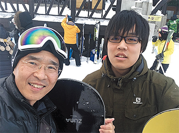 家族とスノーボードを楽しむ上原部長（左）