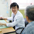 患者さんを笑顔で診察する土屋医師