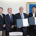 協定書を手にする篠崎院長（右から4人目）と松尾市長（その右）