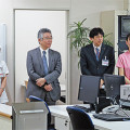 開所式で「患者さんが安心して暮らせるように支援します」と清水所長（右）