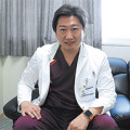 「各地の患者さんを支援したい」と井上センター長。左手首には腕時計型情報端末