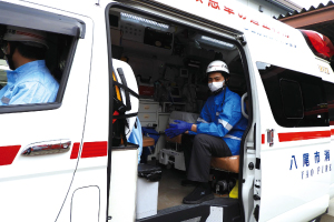 救急車に乗る救急隊員